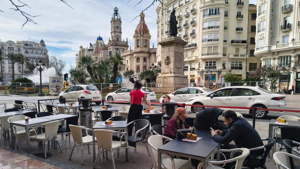 Valencia impulsa una imagen unificada para las terrazas de la plaza del Ayuntamiento 2 0218 Terrasses placa Ajuntament