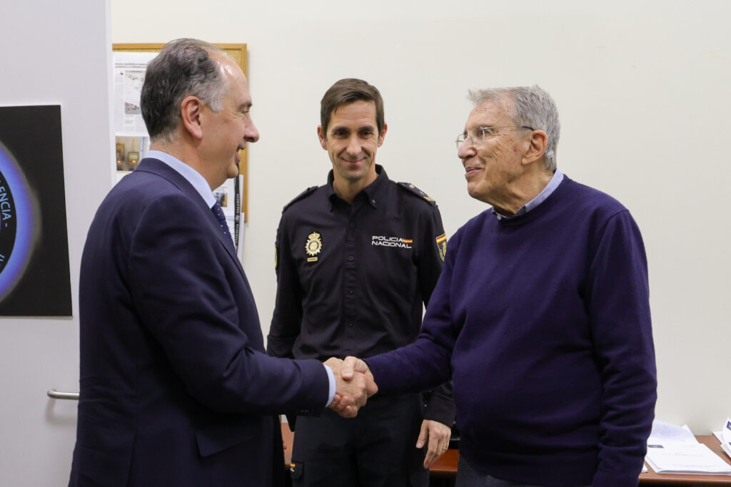 Golpe al fraude artístico en el Mercado de Colón: Incautan siete réplicas ilegales de Yturralde y Chillida 2 260311 EMER Foto3 JCValderrama reproduccioness Yturralde Chillida