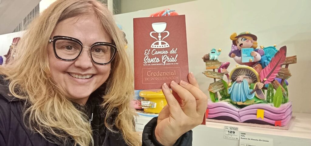 La V edición del Premio El Camino del Santo Grial reconoce el ninot infantil “Un bosc de llibres” de la Falla Ramiro de Maeztu – Els Lleons 2 Dra. Ana Mafe Garcia con el ninot infantil Un bosc de llibres de la Falla Ramiro de Maeztu %E2%80%93 Els Lleons Mediana