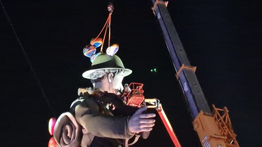 La falla municipal corono sus 27 metros de altura con un espectaculo piromusical 20260312 210648 2 Mediana