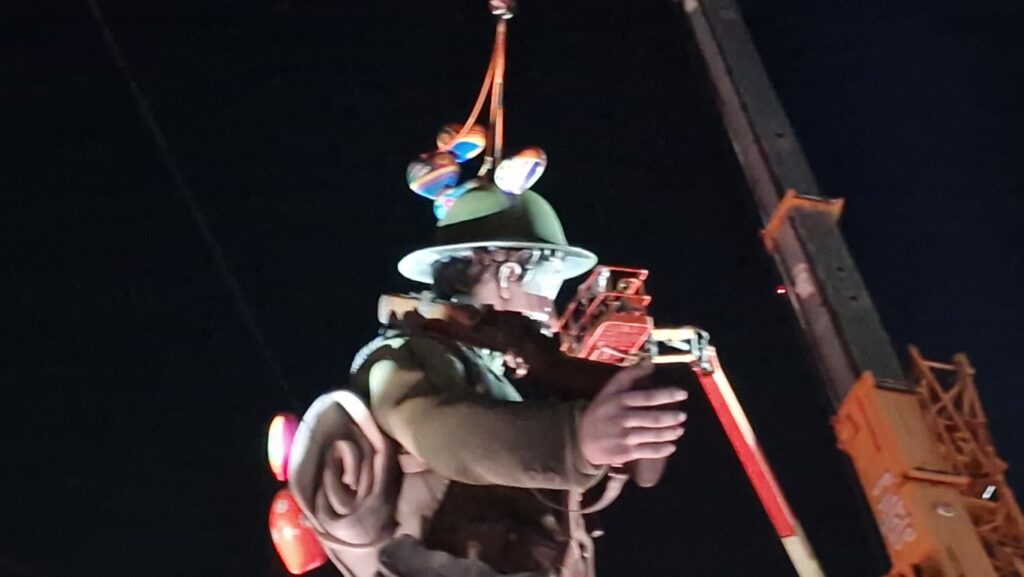 La falla municipal corono sus 27 metros de altura con un espectaculo piromusical 20260312 210648 3 Mediana