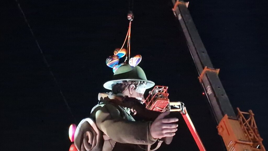 La falla municipal corono sus 27 metros de altura con un espectaculo piromusical 20260312 210648 4 Mediana