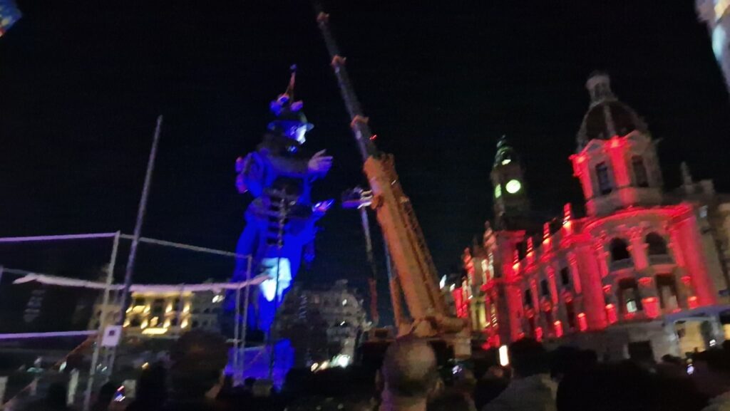 La falla municipal corono sus 27 metros de altura con un espectaculo piromusical 20260312 210648 5 Mediana