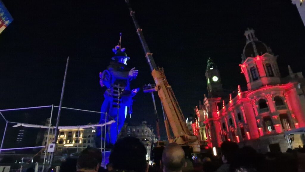 La falla municipal corono sus 27 metros de altura con un espectaculo piromusical 20260312 210648 6 Mediana