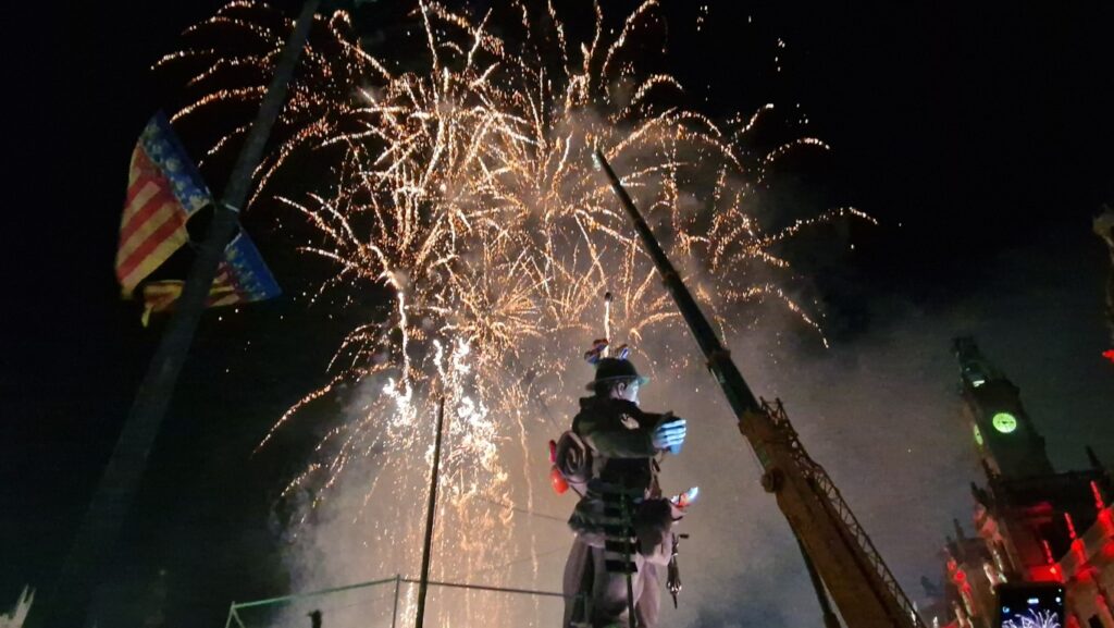 La falla municipal corono sus 27 metros de altura con un espectaculo piromusical 20260312 210648 8 Mediana