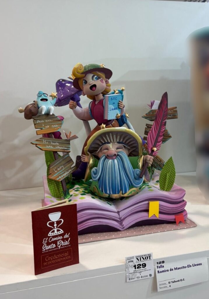 La V edición del Premio El Camino del Santo Grial reconoce el ninot infantil “Un bosc de llibres” de la Falla Ramiro de Maeztu – Els Lleons 4 Ninot infantil Un bosc e llibres de la Falla Ramiro de Maeztu %E2%80%93 Els Lleons Mediana
