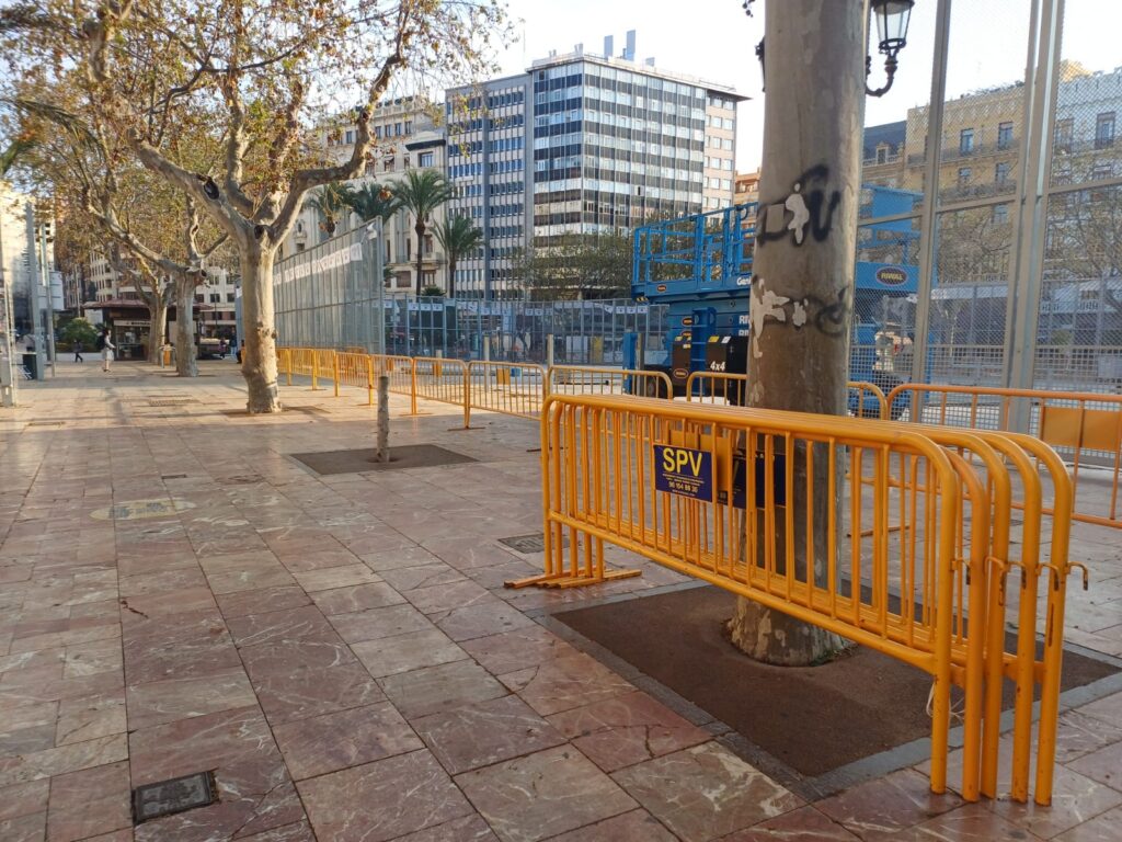 Valencia retira 12 kilómetros de vallas para recuperar la fluidez tras las Fallas 5 Valencia retira 12 kilometros de vallas para recuperar la fluidez tras las Fallas 2