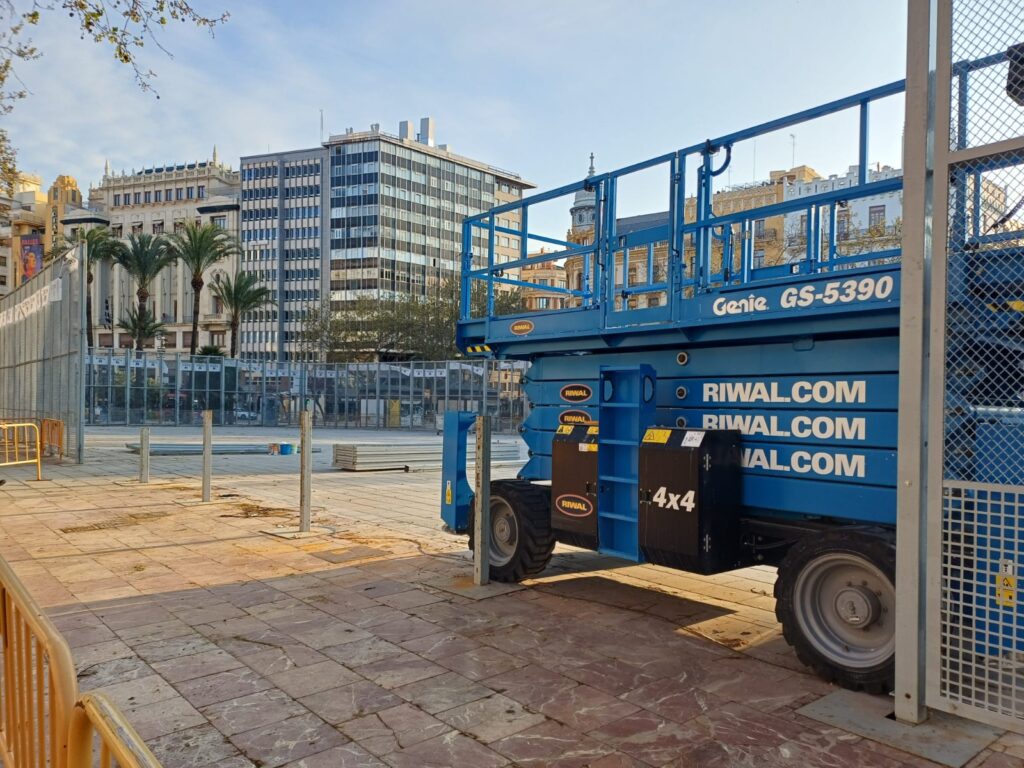 Valencia retira 12 kilómetros de vallas para recuperar la fluidez tras las Fallas 2 Valencia retira 12 kilometros de vallas para recuperar la fluidez tras las Fallas 3