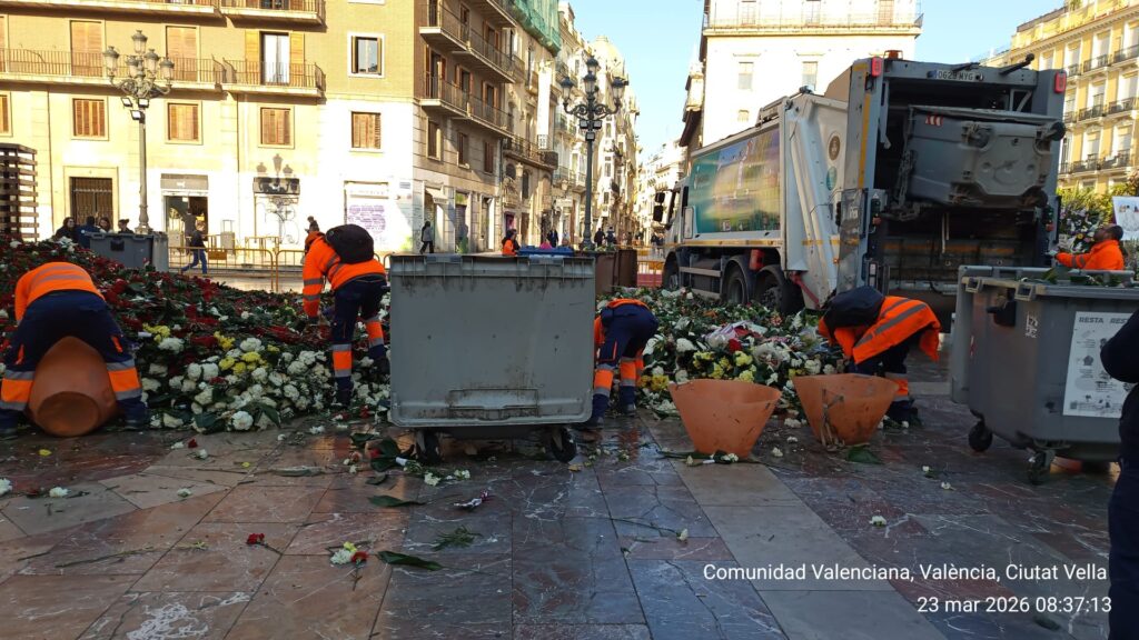 Valencia retira el manto de la Virgen: El adiós a las flores de la Ofrenda 2026 4 Valencia retira el manto de la Virgen El adios a las flores de la Ofrenda 2026 1