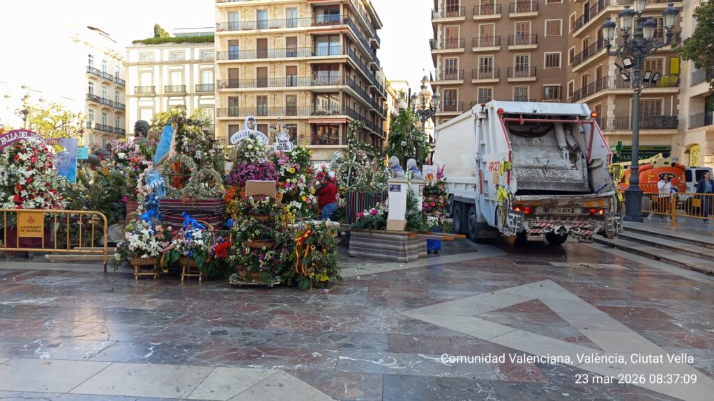 Valencia retira el manto de la Virgen: El adiós a las flores de la Ofrenda 2026 5 Valencia retira el manto de la Virgen El adios a las flores de la Ofrenda 2026 2