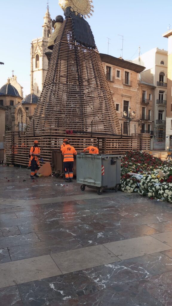 Valencia retira el manto de la Virgen: El adiós a las flores de la Ofrenda 2026 3 Valencia retira el manto de la Virgen El adios a las flores de la Ofrenda 2026 4