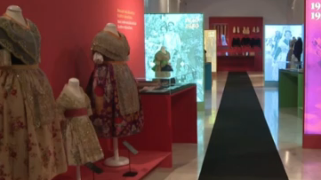 La Diputacion abre “Lluir la Festa”, una exposición que cuenta cómo se construyó el traje fallero moderno (1920-1985) 4 lluir la festa 1