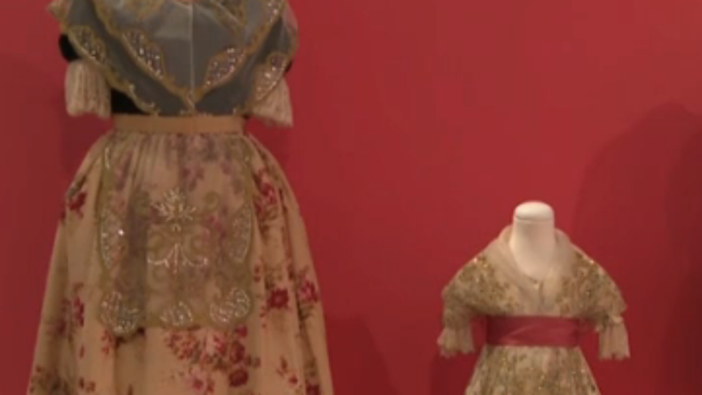 La Diputacion abre “Lluir la Festa”, una exposición que cuenta cómo se construyó el traje fallero moderno (1920-1985) 8 lluir la festa 5