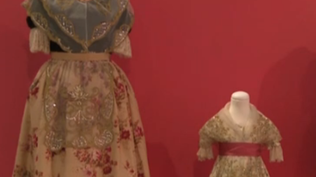 La Diputacion abre “Lluir la Festa”, una exposición que cuenta cómo se construyó el traje fallero moderno (1920-1985) 2 lluir la festa 6