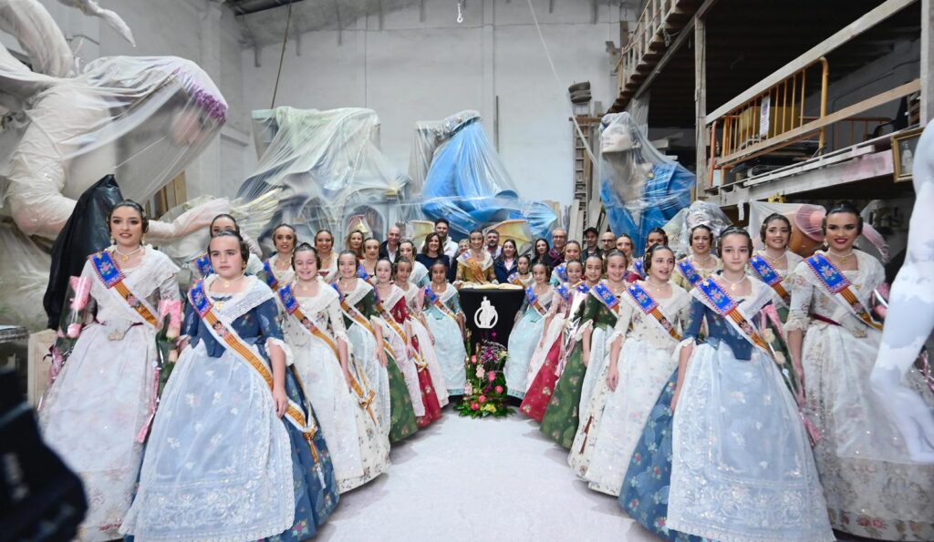 Visita oficial a la Ciudad Fallera: Carmen Prades y Marta Mercader alientan a los artistas ante el inicio de la 'Plantà' 9 visita ciudad fallera 1