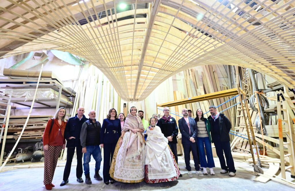 Visita oficial a la Ciudad Fallera: Carmen Prades y Marta Mercader alientan a los artistas ante el inicio de la 'Plantà' 10 visita ciudad fallera 2