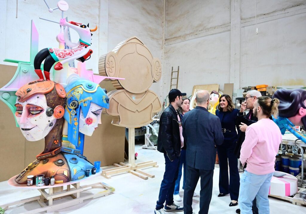 Visita oficial a la Ciudad Fallera: Carmen Prades y Marta Mercader alientan a los artistas ante el inicio de la 'Plantà' 3 visita ciudad fallera 4