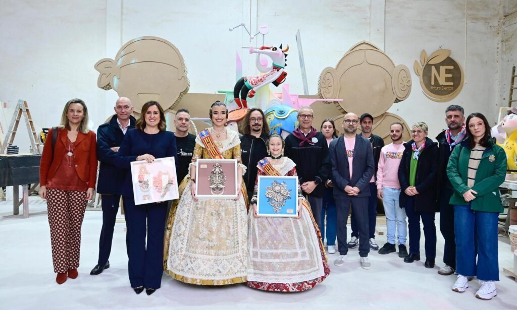 Visita oficial a la Ciudad Fallera: Carmen Prades y Marta Mercader alientan a los artistas ante el inicio de la 'Plantà' 4 visita ciudad fallera 5