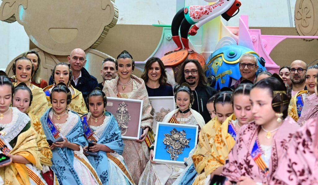 Visita oficial a la Ciudad Fallera: Carmen Prades y Marta Mercader alientan a los artistas ante el inicio de la 'Plantà' 5 visita ciudad fallera 6