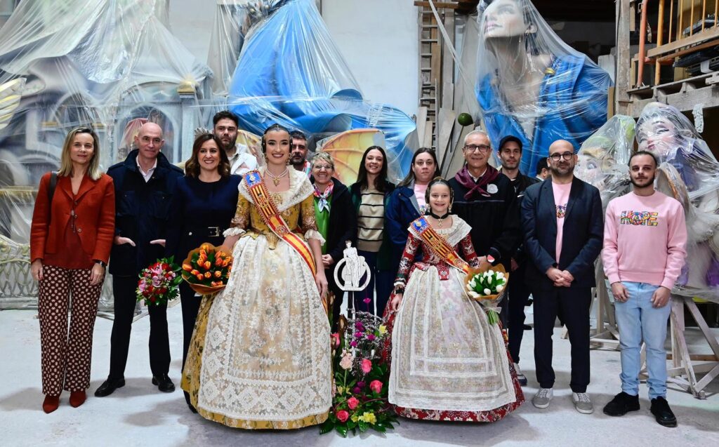 Visita oficial a la Ciudad Fallera: Carmen Prades y Marta Mercader alientan a los artistas ante el inicio de la 'Plantà' 6 visita ciudad fallera 7