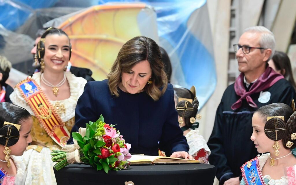 Visita oficial a la Ciudad Fallera: Carmen Prades y Marta Mercader alientan a los artistas ante el inicio de la 'Plantà' 7 visita ciudad fallera 8