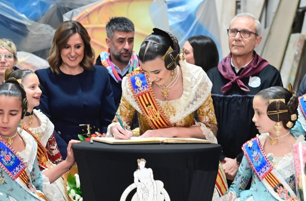 Visita oficial a la Ciudad Fallera: Carmen Prades y Marta Mercader alientan a los artistas ante el inicio de la 'Plantà' 8 visita ciudad fallera 9