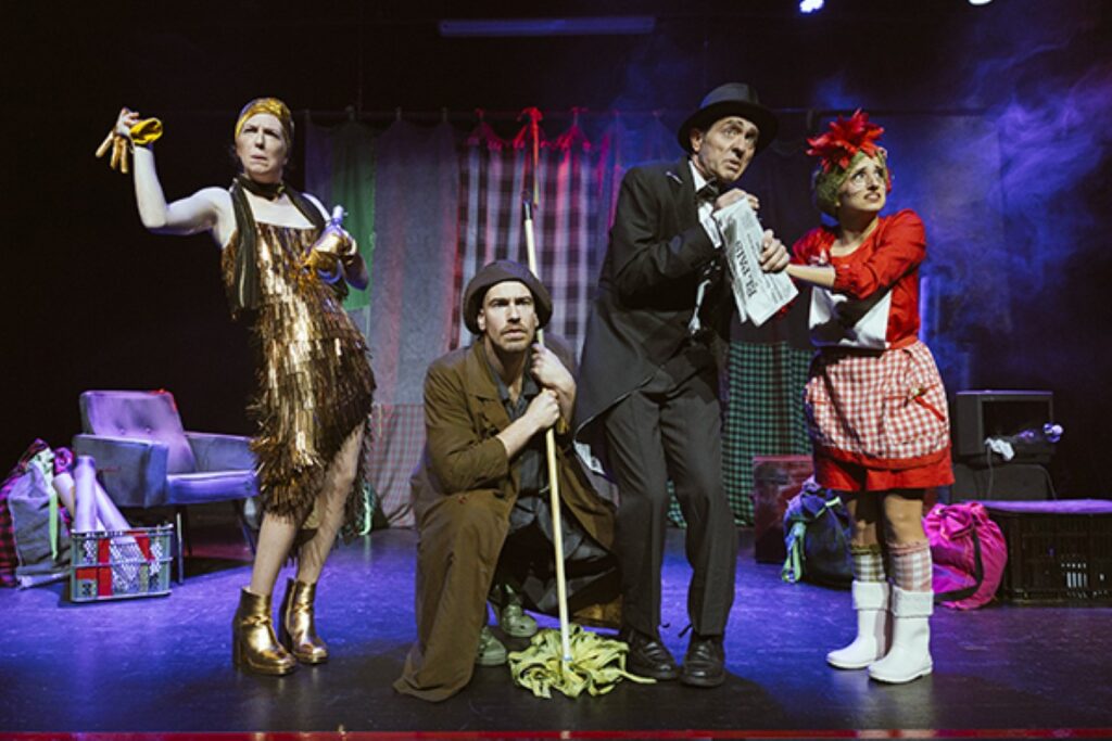 Alcoy salva su Mostra de Teatre: 19 propuestas de vanguardia tomarán la ciudad en junio 14 Alcoi salva su Mostra de Teatre 12 Mediana