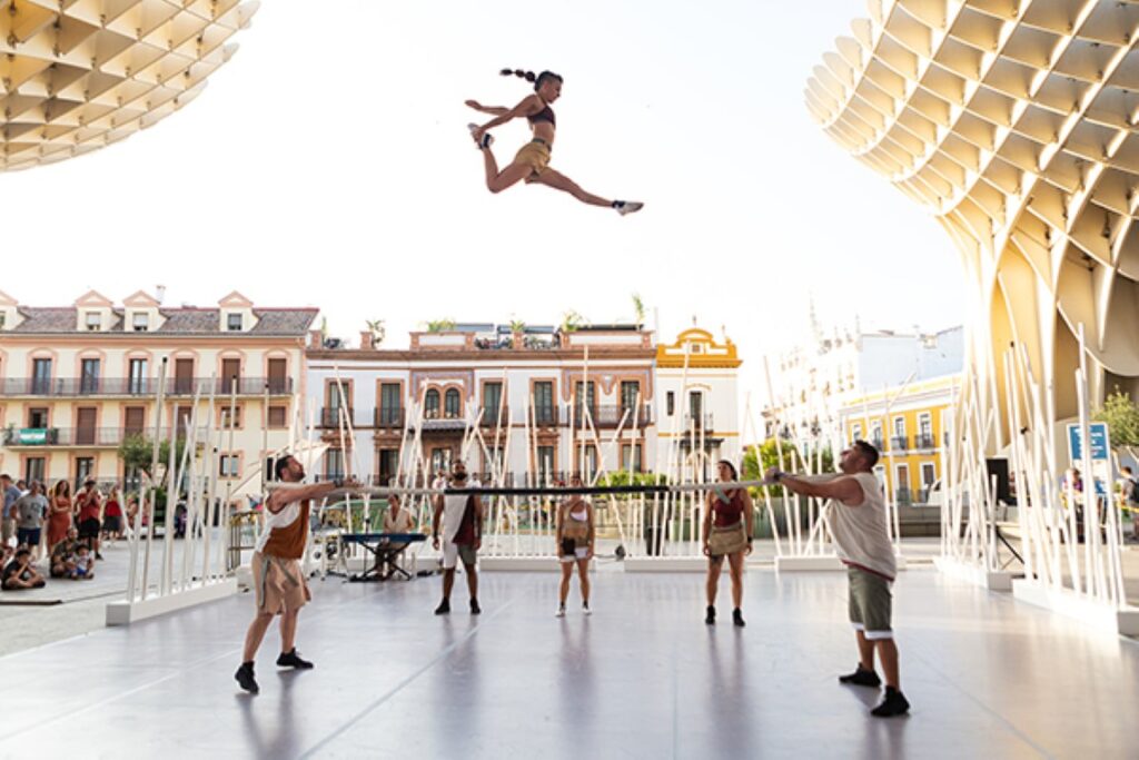 Alcoy salva su Mostra de Teatre: 19 propuestas de vanguardia tomarán la ciudad en junio 4 Alcoi salva su Mostra de Teatre 2 Mediana