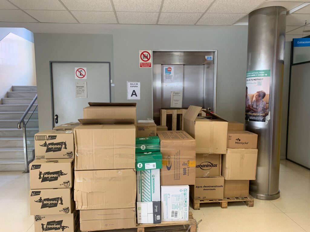 Descargas junto a ascensor