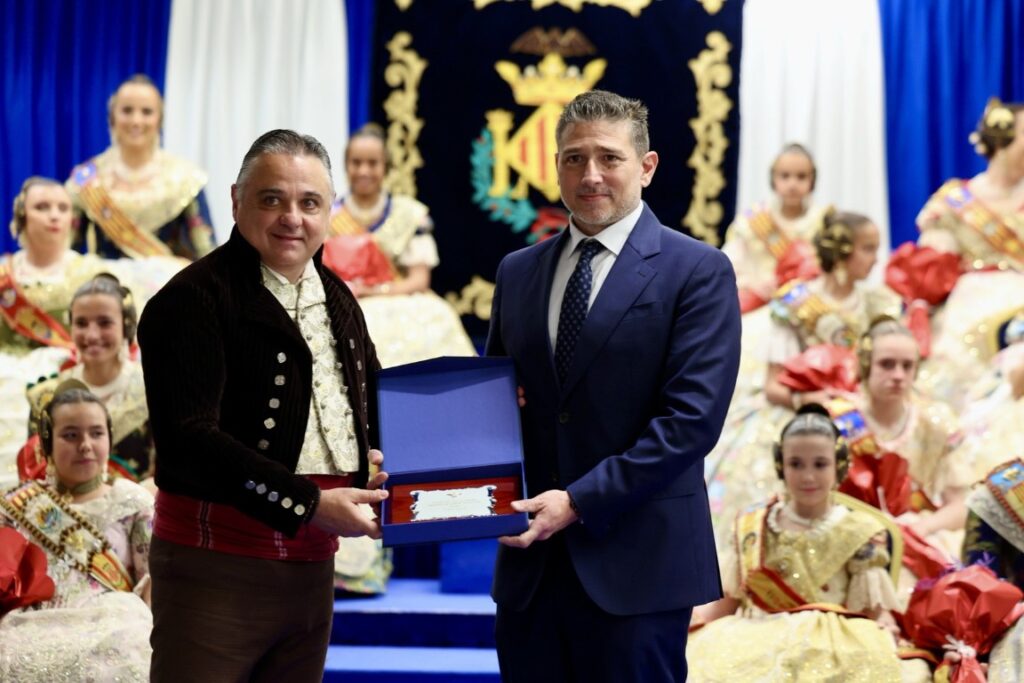 La Roqueta Arrancapins y la Federacion de fallas Centro celebran su exaltacion 1 Mediana