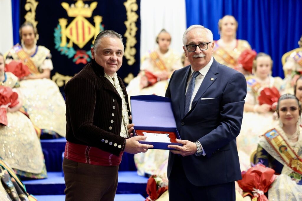 La Roqueta Arrancapins y la Federacion de fallas Centro celebran su exaltacion 18 Mediana