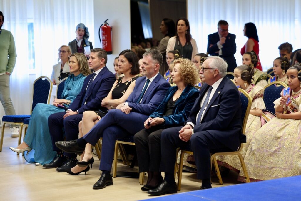 La Roqueta Arrancapins y la Federacion de fallas Centro celebran su exaltacion 21 Mediana