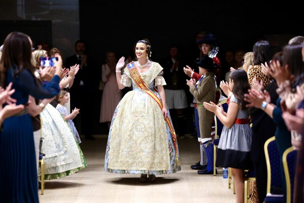 La Roqueta Arrancapins y la Federacion de fallas Centro celebran su exaltacion 29 Mediana