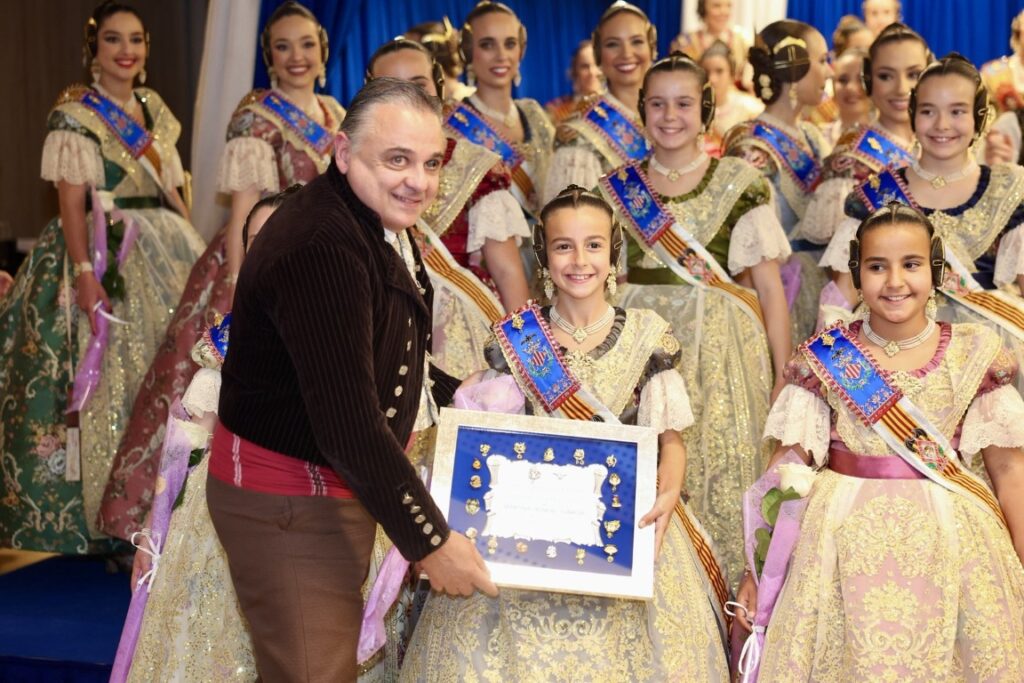 La Roqueta Arrancapins y la Federacion de fallas Centro celebran su exaltacion 32 Mediana