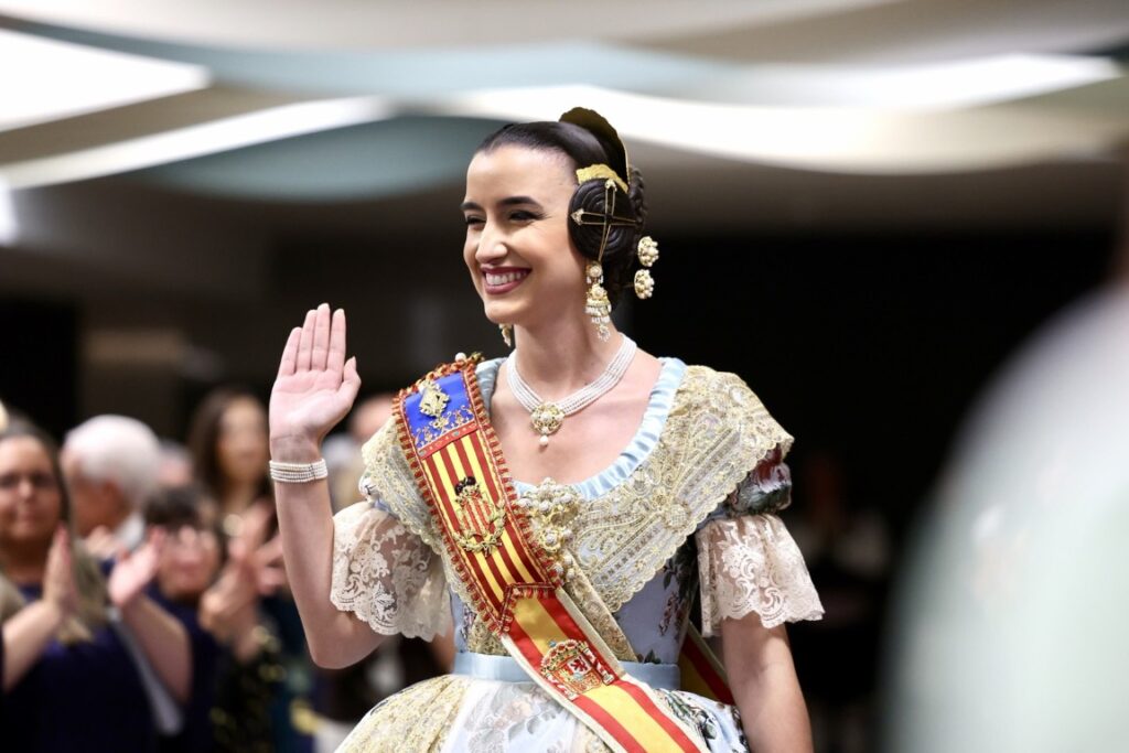 La Roqueta Arrancapins y la Federacion de fallas Centro celebran su exaltacion 42 Mediana