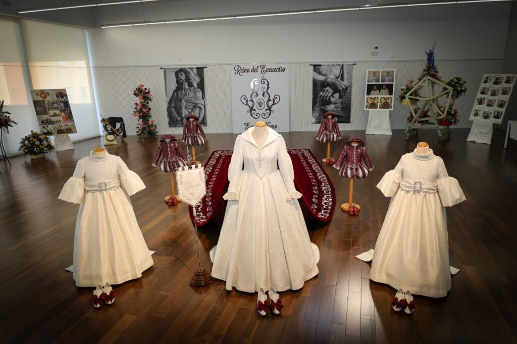 Mª Inmaculada Puchades Vallejo presenta su traje de Reina marcado por la elegancia, los símbolos y una imponente capa de siete metros 7 Ma Inmaculada Puchades Vallejo presenta su traje de Reina 1 Mediana