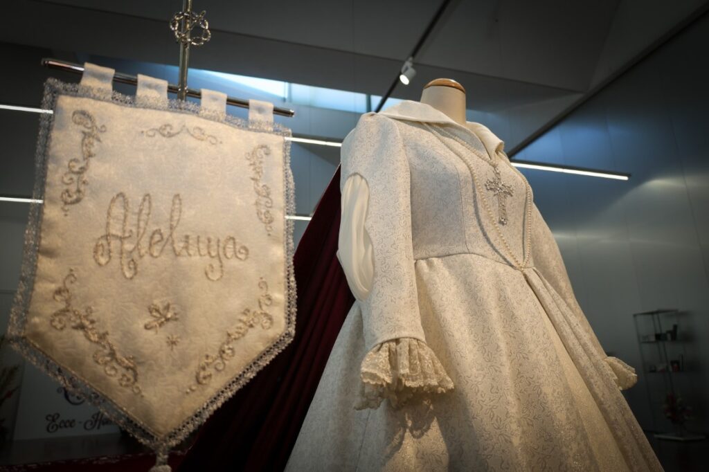 Mª Inmaculada Puchades Vallejo presenta su traje de Reina marcado por la elegancia, los símbolos y una imponente capa de siete metros 4 Ma Inmaculada Puchades Vallejo presenta su traje de Reina 10 Mediana