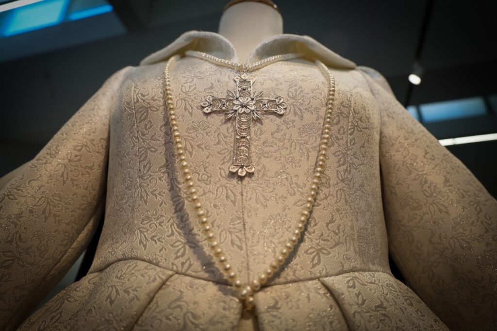 Mª Inmaculada Puchades Vallejo presenta su traje de Reina marcado por la elegancia, los símbolos y una imponente capa de siete metros 5 Ma Inmaculada Puchades Vallejo presenta su traje de Reina 11 Mediana