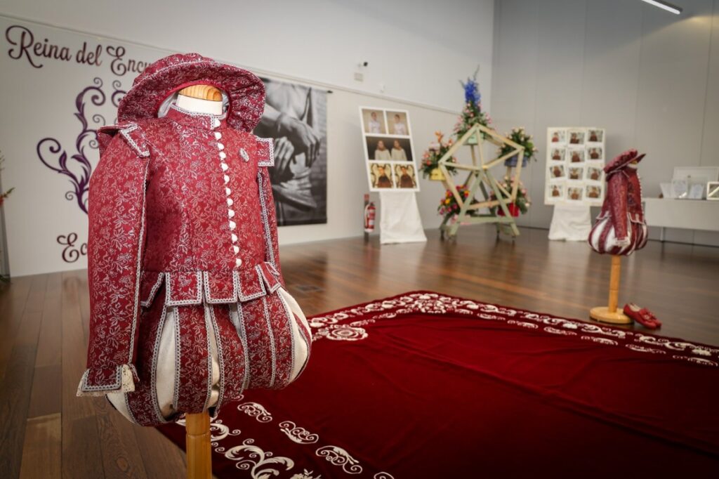Mª Inmaculada Puchades Vallejo presenta su traje de Reina marcado por la elegancia, los símbolos y una imponente capa de siete metros 6 Ma Inmaculada Puchades Vallejo presenta su traje de Reina 12 Mediana