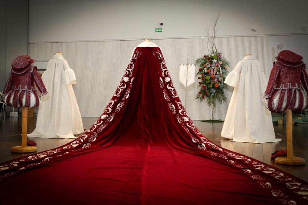 Mª Inmaculada Puchades Vallejo presenta su traje de Reina marcado por la elegancia, los símbolos y una imponente capa de siete metros 8 Ma Inmaculada Puchades Vallejo presenta su traje de Reina 2 Mediana