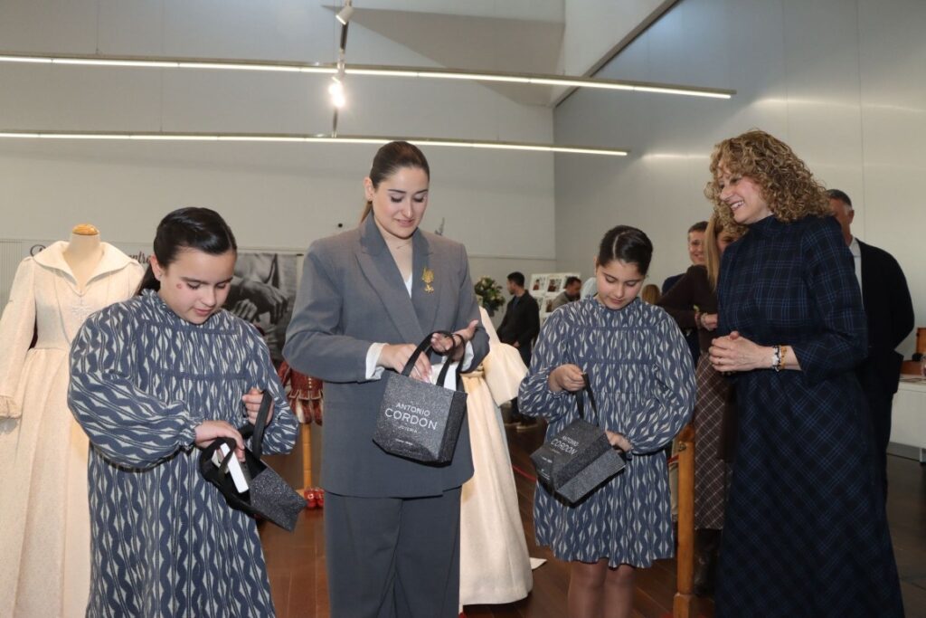 Mª Inmaculada Puchades Vallejo presenta su traje de Reina marcado por la elegancia, los símbolos y una imponente capa de siete metros 9 Ma Inmaculada Puchades Vallejo presenta su traje de Reina 3 Mediana