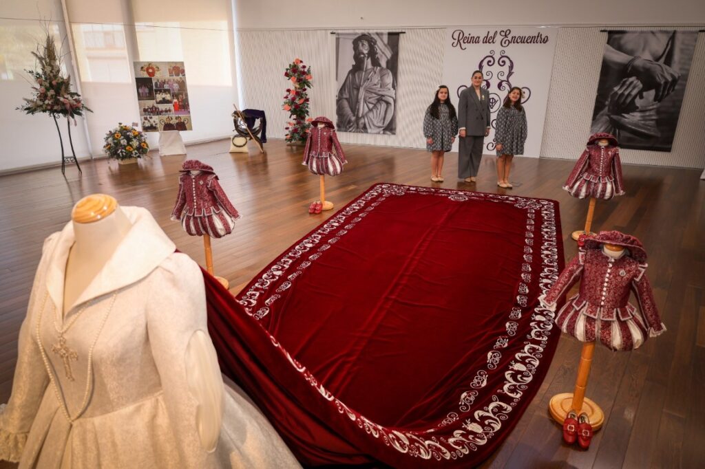 Mª Inmaculada Puchades Vallejo presenta su traje de Reina marcado por la elegancia, los símbolos y una imponente capa de siete metros 10 Ma Inmaculada Puchades Vallejo presenta su traje de Reina 4 Mediana