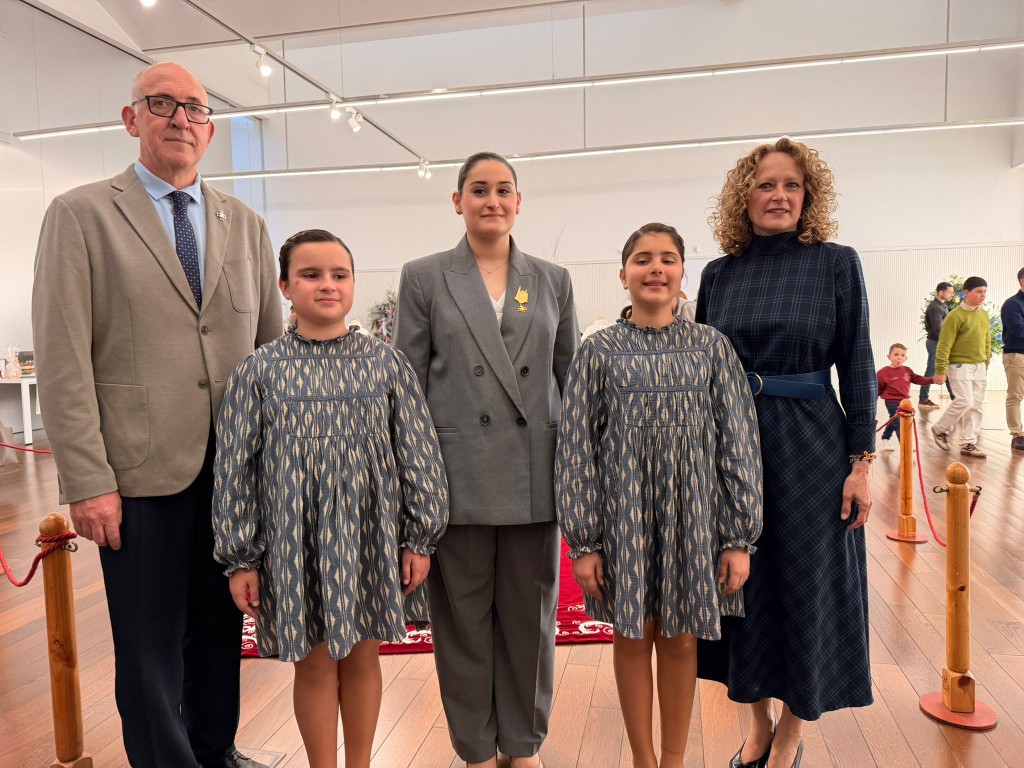 Mª Inmaculada Puchades Vallejo presenta su traje de Reina marcado por la elegancia, los símbolos y una imponente capa de siete metros 11 Ma Inmaculada Puchades Vallejo presenta su traje de Reina 5 Mediana