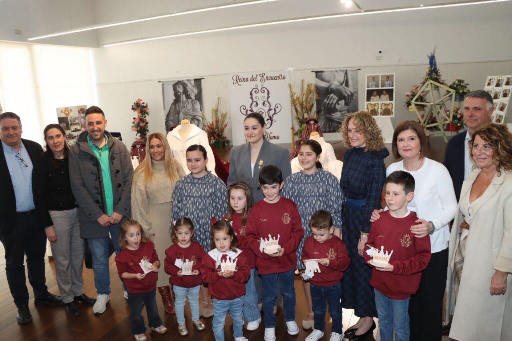 Mª Inmaculada Puchades Vallejo presenta su traje de Reina marcado por la elegancia, los símbolos y una imponente capa de siete metros 12 Ma Inmaculada Puchades Vallejo presenta su traje de Reina 6 Mediana