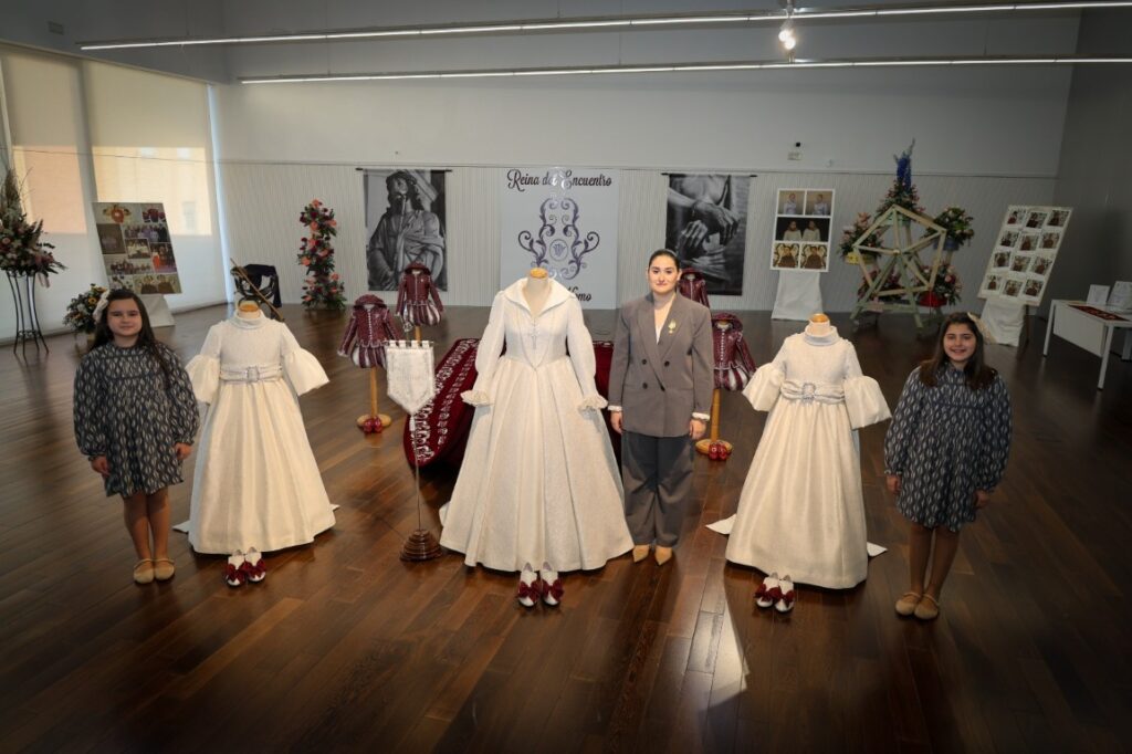 Mª Inmaculada Puchades Vallejo presenta su traje de Reina marcado por la elegancia, los símbolos y una imponente capa de siete metros 2 Ma Inmaculada Puchades Vallejo presenta su traje de Reina 8 Mediana