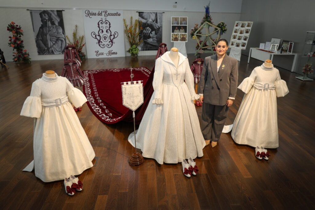 Mª Inmaculada Puchades Vallejo presenta su traje de Reina marcado por la elegancia, los símbolos y una imponente capa de siete metros 3 Ma Inmaculada Puchades Vallejo presenta su traje de Reina 9 Mediana