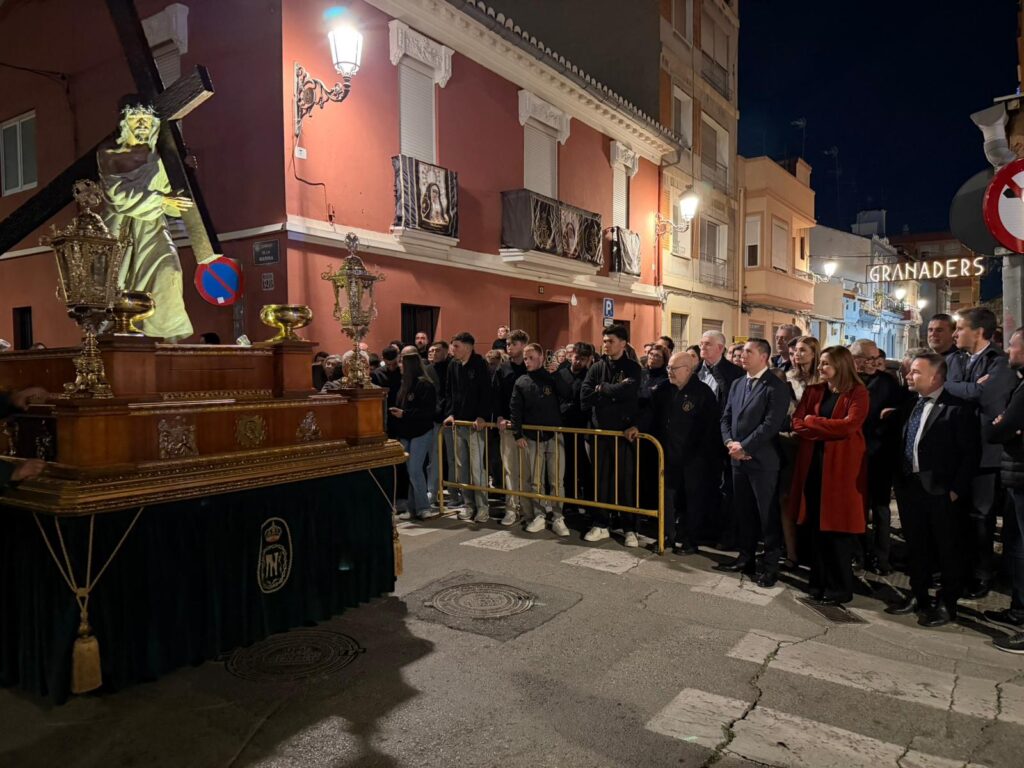 Maria Jose Catala rinde honores a los Granaderos del Cabanyal en su noche grande 2