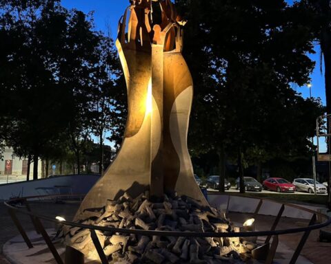 Paiporta inaugura una escultura en homenaje a la unión y la solidaridad tras la dana