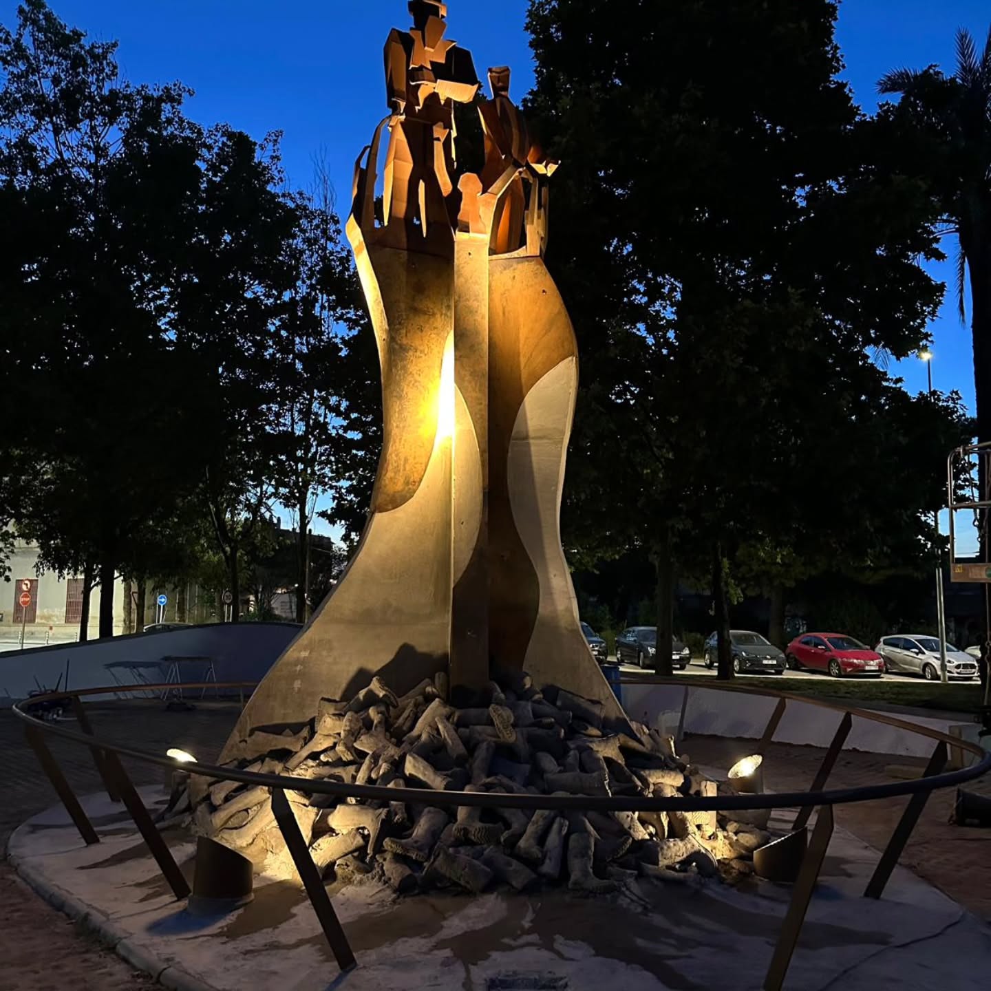 Paiporta inaugura una escultura en homenaje a la unión y la solidaridad tras la dana