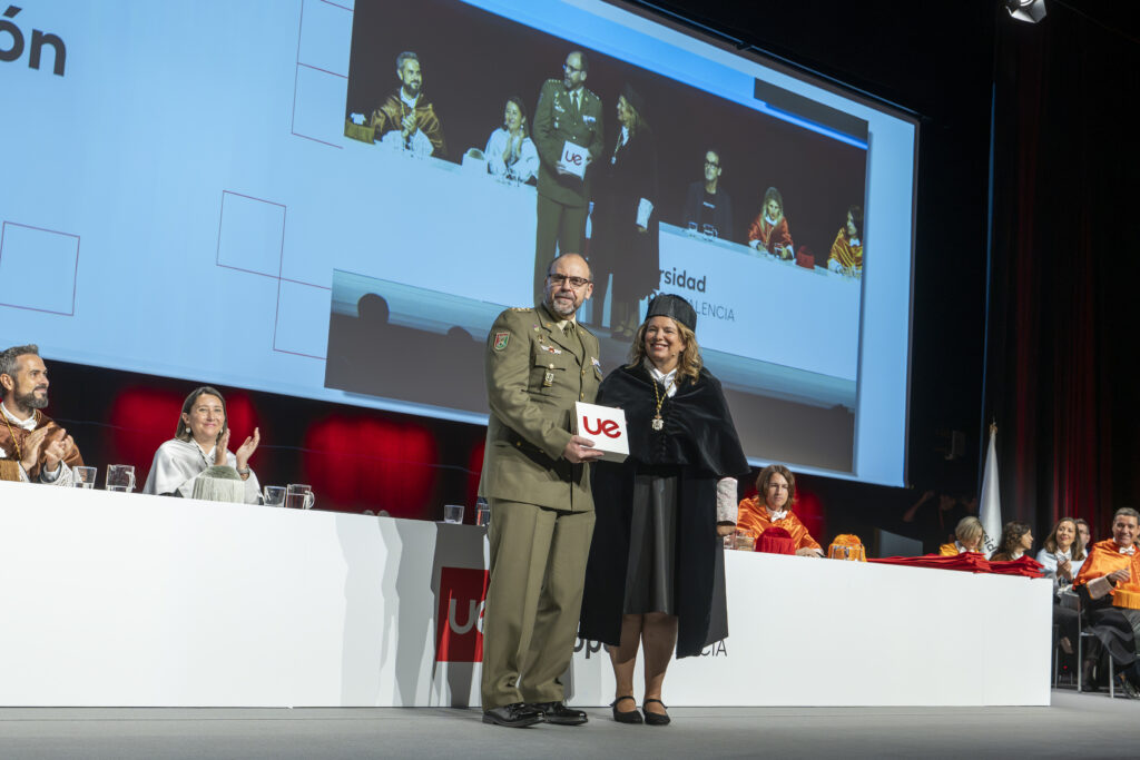 La Universidad Europea de Valencia gradúa a una nueva generación de profesionales marcada por la innovación y el impacto social 6 0109 Distincion de Honor Cololaboracion Excelencia Academica